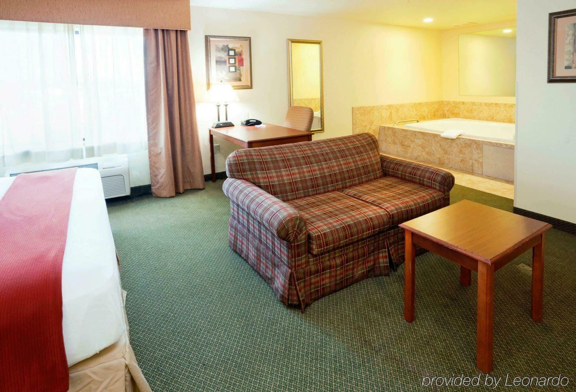 Holiday Inn Express & Suites Rocky Mount Smith Mountain Lake By Ihg Экстерьер фото